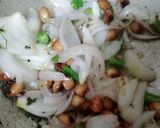 कांदे पोहे (kande pohe recipe in marathi) रेसिपी स्टेप 2 फोटो 