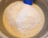 Foto del paso 10 de la receta Bizcocho de leche de coco y Maizena con almíbar de licor de coco