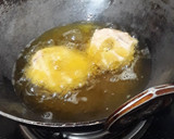 A picture of step 4 of Urad dal vadas.