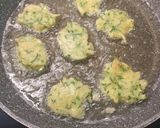 Foto del passaggio 3 della ricetta Frittelle di zucchine. Versione golosa