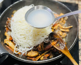 Foto del paso 5 de la receta: Noodles de arroz con pollo y zanahorias 🥕 🐣 🥕 🐣 🌾