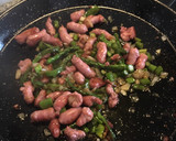 Foto del paso 2 de la receta: Arroz con salchichas y espárragos trigueros