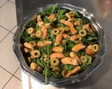 Une image de l'étape 5 de Salade de roquette aux crevettes, tomates, olives et ail.