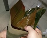 Foto langkah ke 2 dari resep Bakcang (cara melipat daun) 4/4.