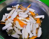 Hình bước làm 4 của món Mì xào tôm rau củ và nấm đùi gà
