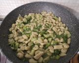 Foto del passaggio 11 della ricetta Cavatelli con broccoli, alici, peperoncino e pane fritto