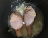 Hình bước làm 2 của món Cơm gà topping lá mùi tây sấy khô