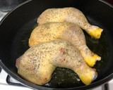 Foto del paso 2 de la receta: Pollo guisado con setas de cultivo y aromas de hierbas provenzales