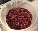 Une image de l'étape 1 de Haricots azuki aux tomates roses, coriandre et punjabi pachranga.