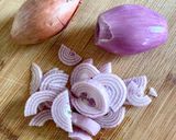 Une image de l'étape 1 de Émincé de poulet aux quetsches, miel, crème fraîche et vin moelleux.