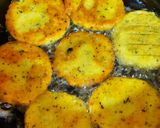 عکس مرحله 2 از دستور کوکوی مخلوط سیب زمینی خام و پخته (با عطر و طعم ریحان)