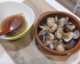 Foto del paso 7 de la receta: Almejas al Vapor con Vinagreta Templada de Chalota al Jerez y Cilantro
