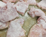 Foto del paso 2 de la receta: Escalopines de cerdo con salsa de Moscatel