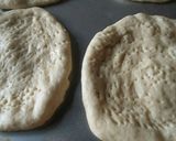 Foto langkah ke 4 dari resep Pizza mini homemade tanpa telur.