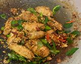 รูปขั้นตอนการทำที่ 4 ของ แซ่บแห้งปีกไก่