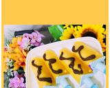 A picture of step 2 of Mango pops with chocolate sauce.