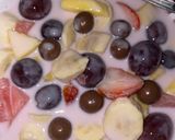A picture of step 1 of Yogurt fruit.