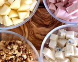 Une image de l'étape 6 de Salade de pâtes au bleu de chèvre, noix, pomme et cervelas.