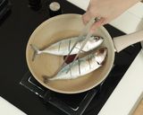 Foto langkah ke 2 dari resep Sambal Ikan Kembung Devina Hermawan.