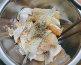 Hình bước làm 1 của món Lườn cá hồi dưa cải chua