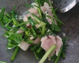 รูปขั้นตอนการทำที่ 2 ของ ขึ้นฉ่ายผัดไก่หอมใหญ่ต้นหอม