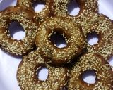 Foto langkah ke 11 dari resep Donat Pisang Wijen Isi Coklat.