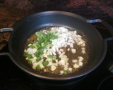 Foto del paso 3 de la receta: Merluza en salsa con guisantes