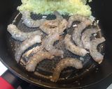 Foto del paso 2 de la receta Macarrones con langostinos, setas y atún