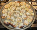 Foto del paso 3 de la receta: Chuletas de cerdo vetadas asadas a la plancha y chips de papas a la parmesana