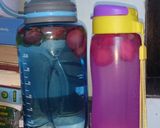 Foto langkah ke 1 dari resep Infuse water *stroberi+daun mint*.