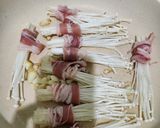 Foto langkah ke 2 dari resep Beef Enoki Roll.