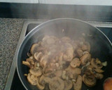 Foto del paso 2 de la receta: Champiñones salteados con guindilla y tomate