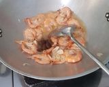 Foto langkah ke 6 dari resep Udang Goreng Asam Jawa.