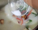 Foto langkah ke 3 dari resep Tom Kha Gai (Thai Coconut Chicken Soup).