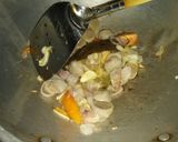 Foto langkah ke 4 dari resep Tumis Taoge & Bakso.