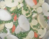 صورة لخطوة 1 من وصفة صينية خضار بعصير الطماطم 🍅