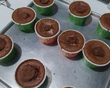 Foto langkah ke 5 dari resep Chocolate Cupcake with Strawberry Filling (decorating cake).