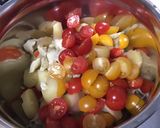 Une image de l'étape 7 de Salade de pommes de terre aux tomates, poivrons, artichauts et olives.
