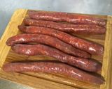 Une image de l'étape 1 de Merguez aux poivrons rouges, échalotes et herbes.