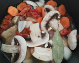 Foto del paso 6 de la receta: Contramuslos de pollo guisados en salsa