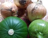Foto del paso 1 de la receta: Hamburguesas de zapallitos y cebollas 💚🧅