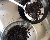 A picture of step 1 of Hijiki- Japanese seaweed dish.