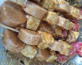 Foto langkah ke 4 dari resep Sate Sosis dan Tempe Bakar Madu.
