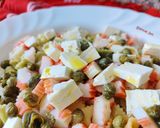 Foto del paso 4 de la receta: Ensalada de margaritas tricolor con queso feta y surimi