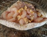 Foto del paso 2 de la receta Dorada rellena de gambas y berberechos