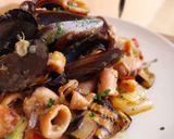 Foto del paso 7 de la receta: Calamar troceado en salsa con mejillones y base de verduras a la brasa