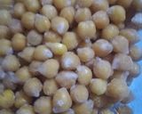 A picture of step 3 of Safaid Chana boil.