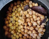 A picture of step 1 of Dry chana masala.