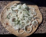 Foto del paso 2 de la receta: Torillazzeta (Tortilla con chicharrón norteña, rellena con cebolla y muzzarela)