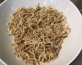 Une image de l'étape 2 de Nouilles japonaises sautées aux champignons, courgettes et épices.